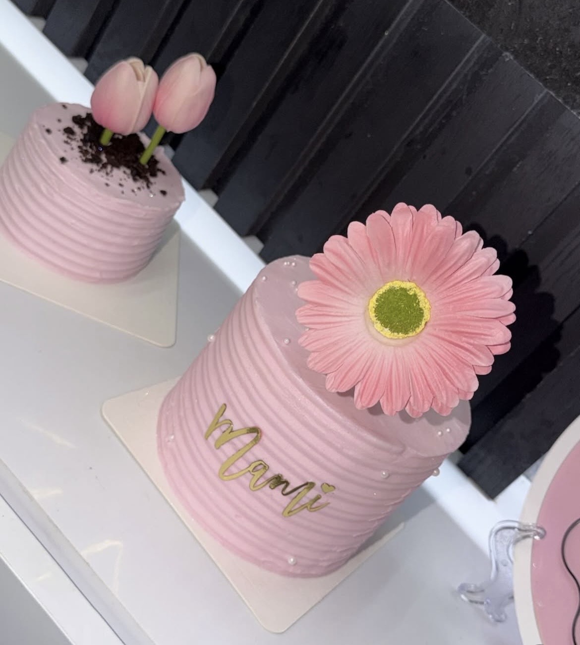 Bizcocho personalizado de flores rosadas por encargo en Bayamón, Puerto Rico