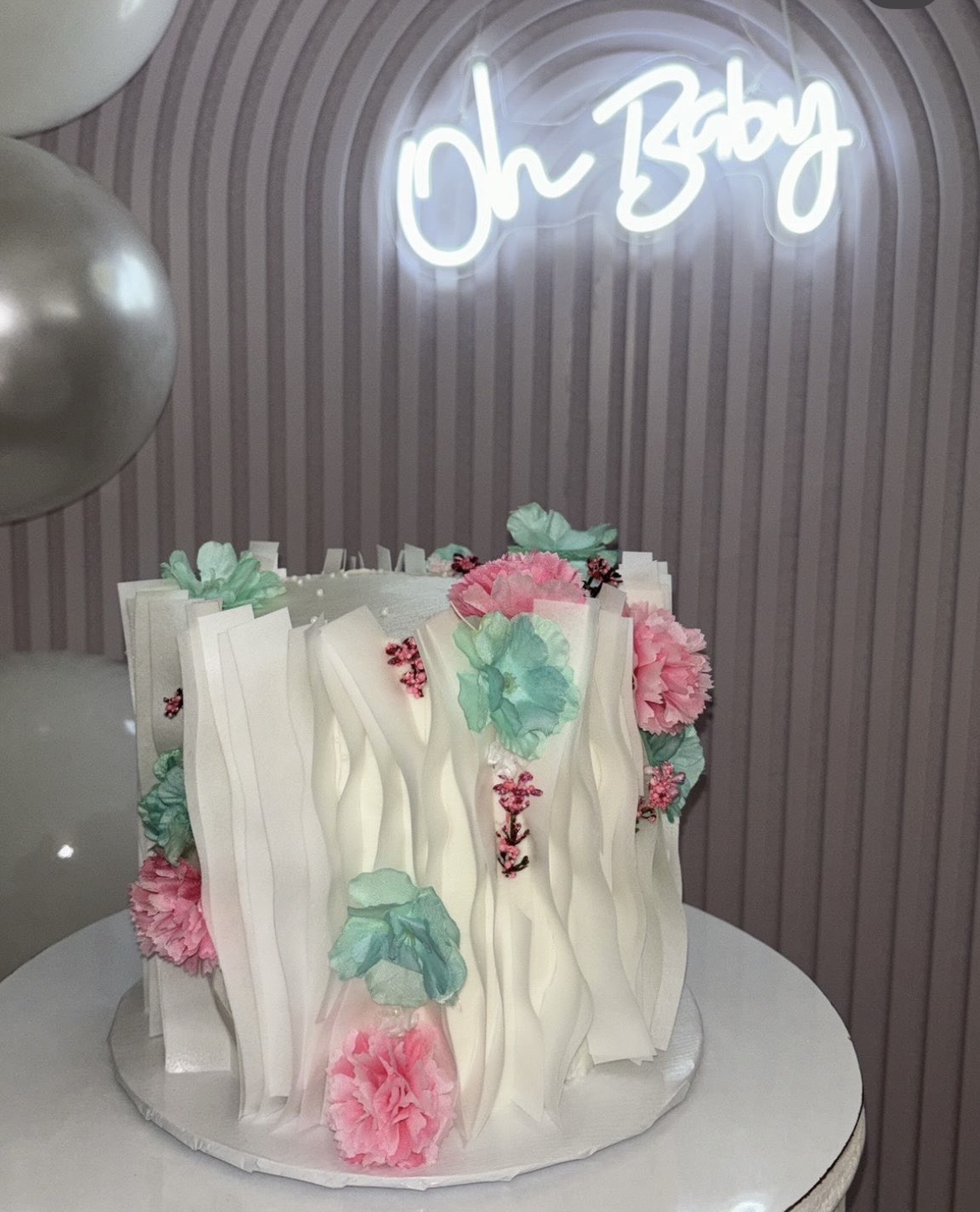Bizcocho blanco con volantes florales por encargo para baby shower