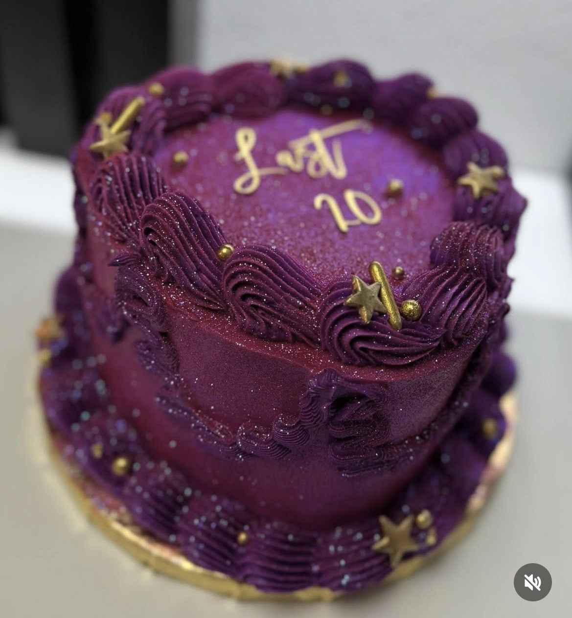 Bizcocho morado personalizado por encargo para celebración especial